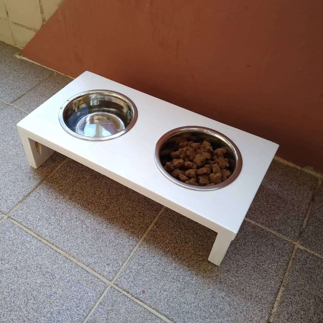 Comedouro elevado branco com dois recipientes de inox.