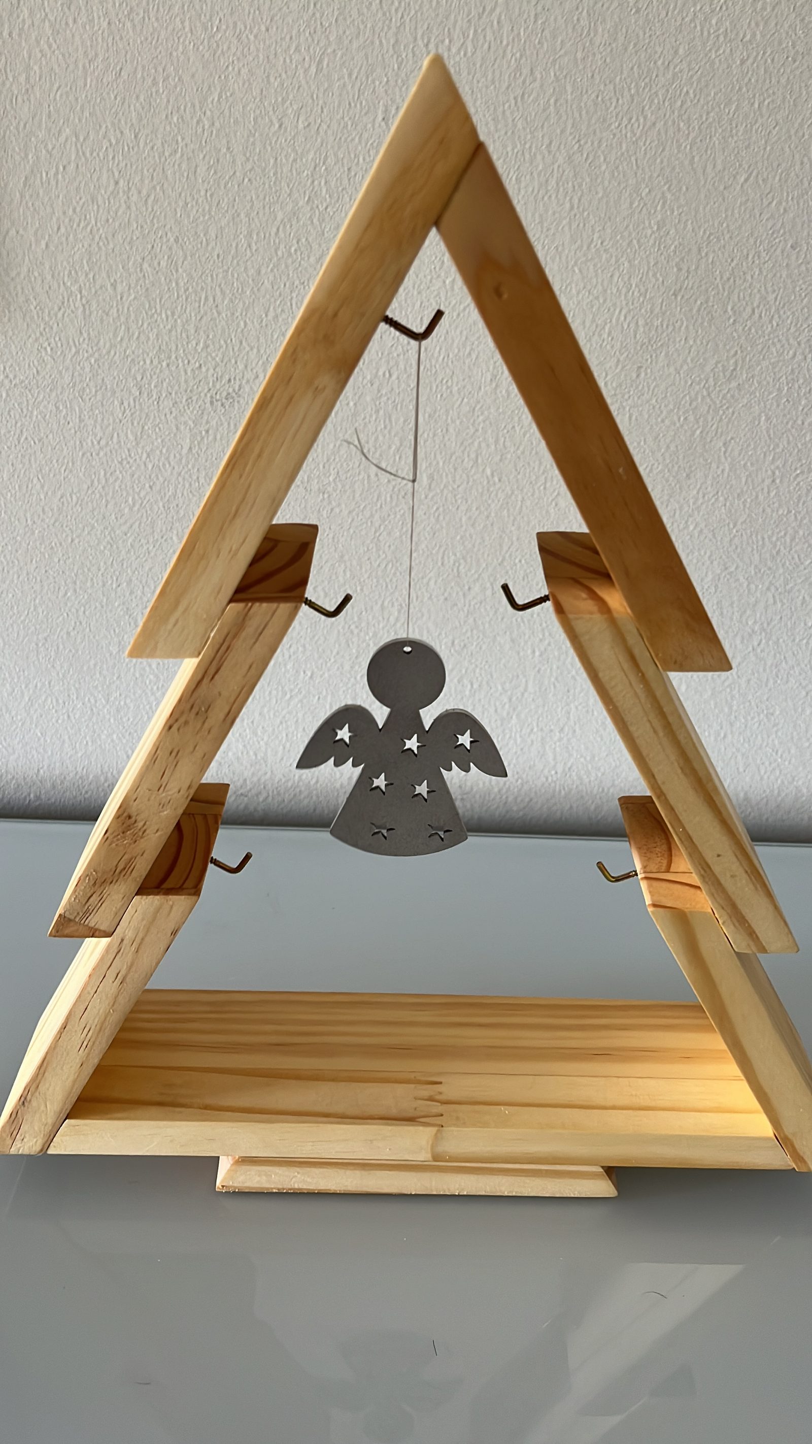 Árvore de Natal minimalista feita em madeira natural.